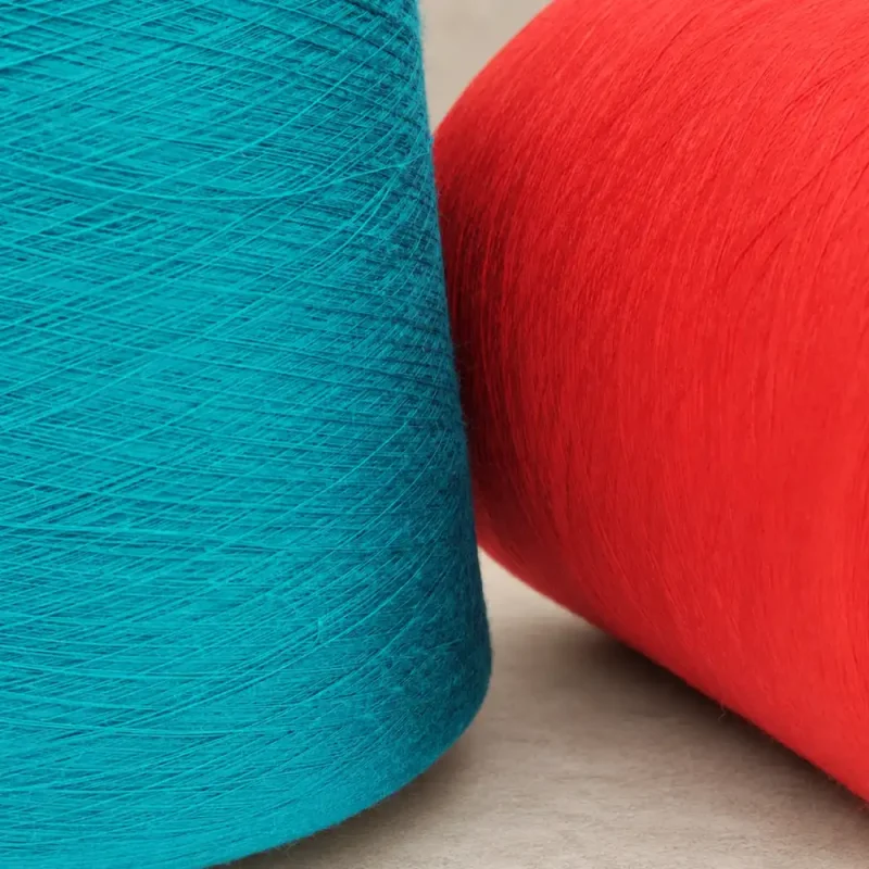 Hai cone sợi tre Ring Spun màu xanh dương và trắng dùng cho dệt kim và dệt thoi